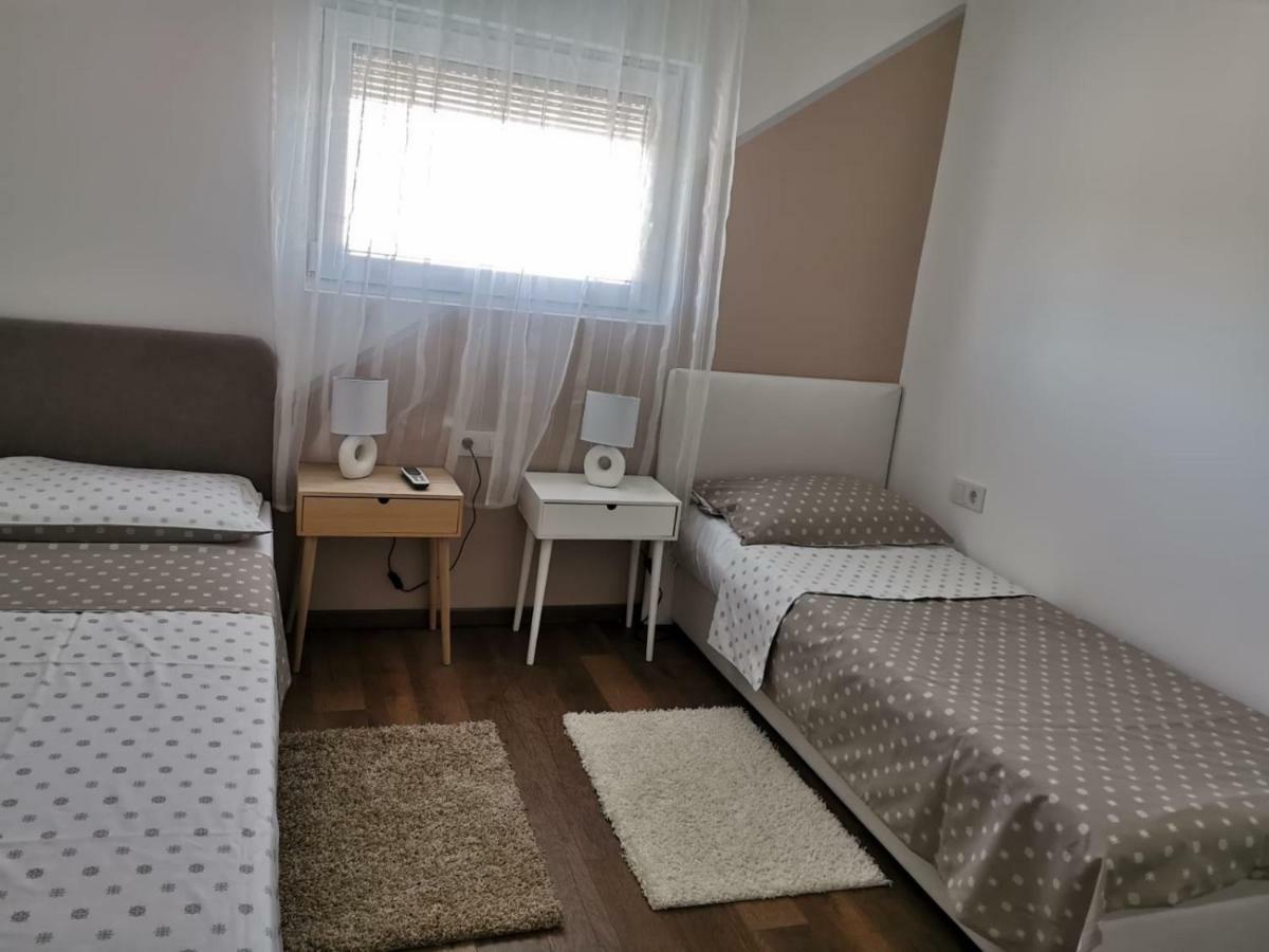 Apartman Lorna Turanj Eksteriør bilde